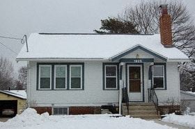 Des Moines house for rent - a white house in the snow