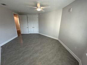 Bradenton house for rent - a empty living room with a ceiling fan
