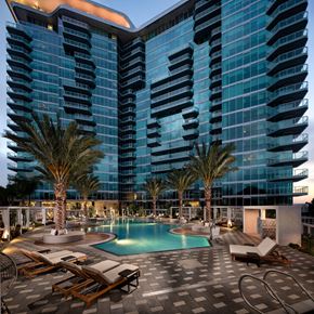 San Diego apartment for rent - building with pool and palm trees
