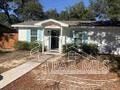 Gulf Breeze house for rent - a small house with a yard in front of it