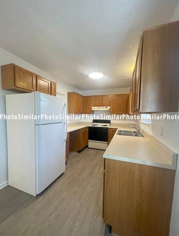 Winchester townhouse for rent - a kitchen with white appliances and wooden cabinets