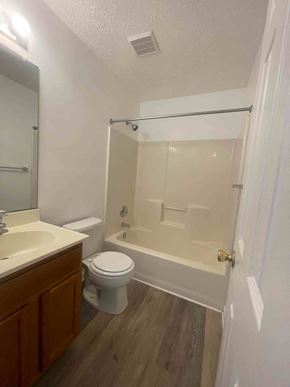 Winchester townhouse for rent - a bathroom with a shower toilet and sink