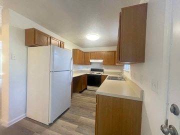 Winchester townhouse for rent - a kitchen with wooden cabinets and a refrigerator and a sink