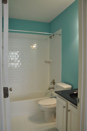 Winchester apartment for rent - a bathroom with a toilet and a tub and a sink