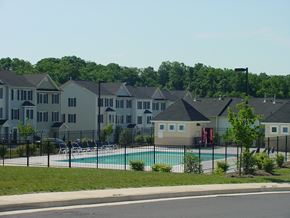 Winchester townhouse for rent - a swimming pool in front of a row of apartment buildings