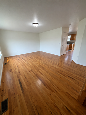 Winchester townhouse for rent - A room with wooden flooring and a white ceiling.