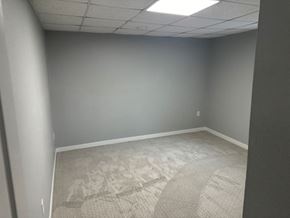 Wahpeton apartment for rent - A room with a carpeted floor and a ceiling with lights.