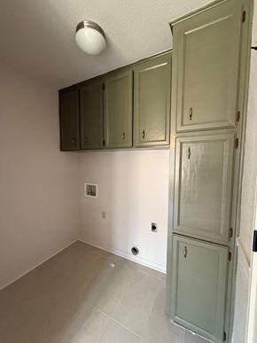 Killeen house for rent - an empty room with white cabinets and a wall with a light