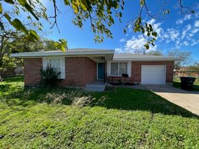 Killeen house for rent - a small brick house with a white garage door