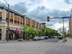 Lakewood house for rent - a traffic light on the corner of a city street