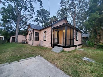 Jacksonville house for rent - the front of a small house with a yard and a driveway