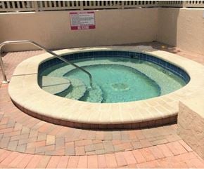 Bradenton house for rent - a jacuzzi in a pool on the side of a building