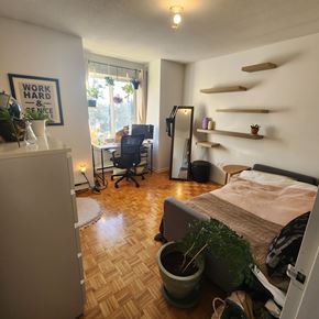 Ottawa apartment for rent - A room with a bed, desk, and chair.