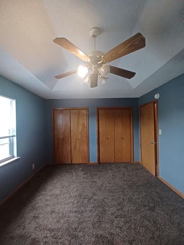 Clarksville house for rent - a bedroom with a ceiling fan and blue walls and a carpet