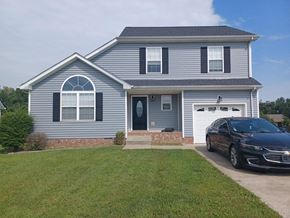 Clarksville house for rent - A house with a car parked in front.