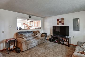Newark apartment for rent - a living room with a couch and a television