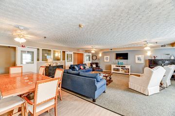 Upper Sandusky apartment for rent - a living room with a couch and a table