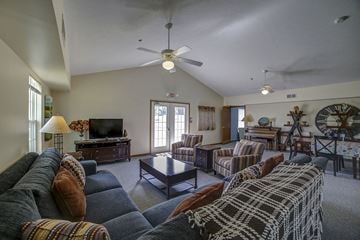 New Castle apartment for rent - a living room with a couch and a ceiling fan