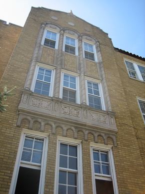 Chicago apartment for rent - the front of the building has a lot of windows