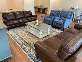 Columbus apartment for rent - a living room with leather couches and a coffee table