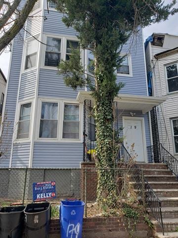 Newark apartment for rent - A blue house with a white door and a sign that says Kelly.