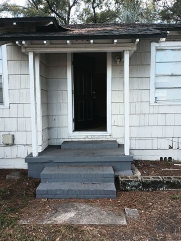 Jacksonville house for rent - the front porch of the house is ready for us to come in