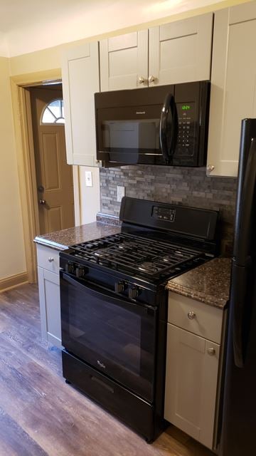 Pontiac apartment for rent - A black oven and microwave in a kitchen.