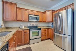 Bristol house for rent - a kitchen with stainless steel appliances and granite counter tops