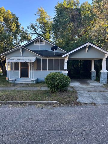 Jacksonville house for rent - a blue and white house with trees in the background