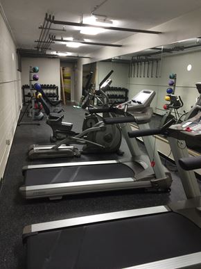 Los Angeles apartment for rent - a gym full of treadmills and other exercise equipment