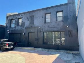Los Angeles apartment for rent - an old building with a truck parked in front of it