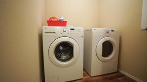 Heartland house for rent - a washing machine and a dryer in a laundry room