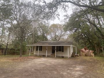 Mobile house for rent - a small white house in the middle of the woods
