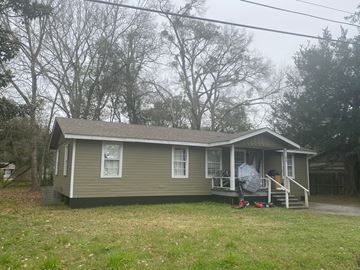 Mobile house for rent - A small house with a porch and a lawn in front.
