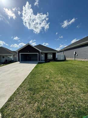 Hopkinsville house for rent - a view of a house with a yard in front of it