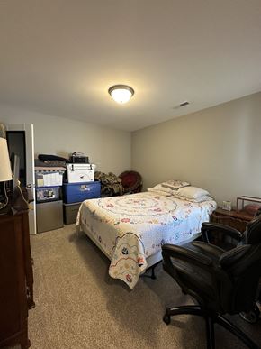 Hopkinsville house for rent - a bedroom with a bed and a desk and a chair