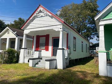 Mobile house for rent - A white house with red trim and a red door.