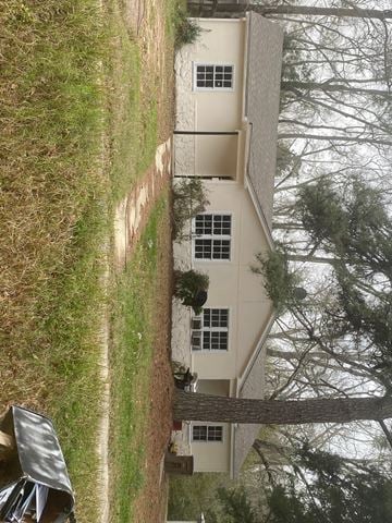 Mobile house for rent - A building with a white facade and windows is surrounded by trees.