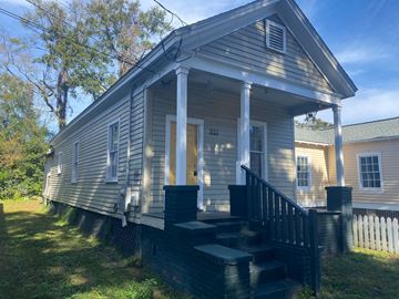 Mobile house for rent - A small house with a front porch and stairs leading up to it.