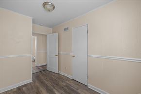 Saint Louis house for rent - the living room of an empty house with white walls and wood floors