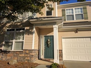 Charlotte house for rent - A house with a green door and a wreath on it.