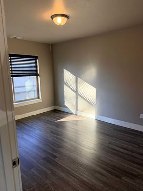 Bend apartment for rent - A room with wooden floors and a window with blinds.