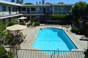 Van Nuys apartment for rent - a swimming pool in the middle of a hotel courtyard