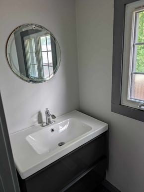 Mulmur house for rent - A bathroom with a sink and mirror.