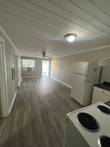 Fort Myers apartment for rent - A kitchen with a white stove top oven.