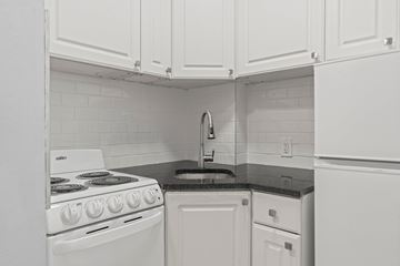 Philadelphia apartment for rent - A white stove and oven in a kitchen with white cabinets.