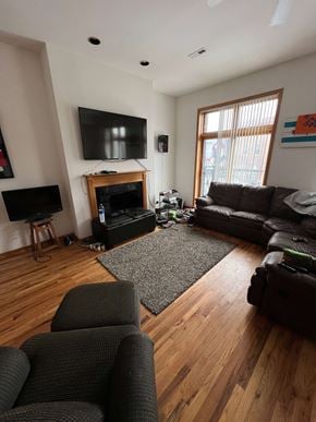 Chicago apartment for rent - the living room is clean and ready for us to use