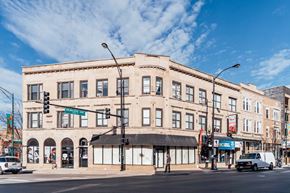 Chicago apartment for rent - a large building on the corner of a city street