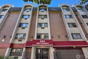Chicago apartment for rent - an apartment building with a red sign that reads 504 west oracle