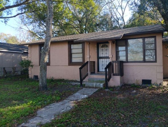 Jacksonville house for rent - the front of a house with a porch and a tree